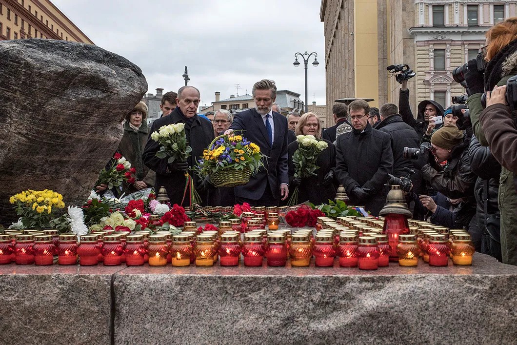 Послы и представители европейских стран возлагают цветы к Соловецкому камню. Среди них — послы Швеции, Великобритании, Испании и других стран. Фото: Влад Докшин / «Новая газета»