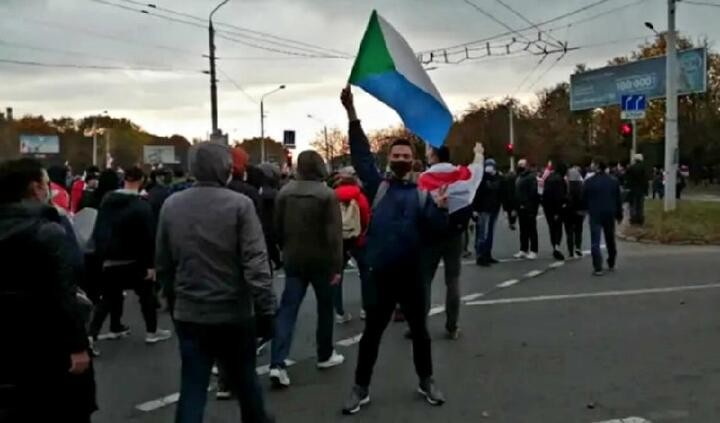 Артем Боярский на митинге с флагом Хабаровска