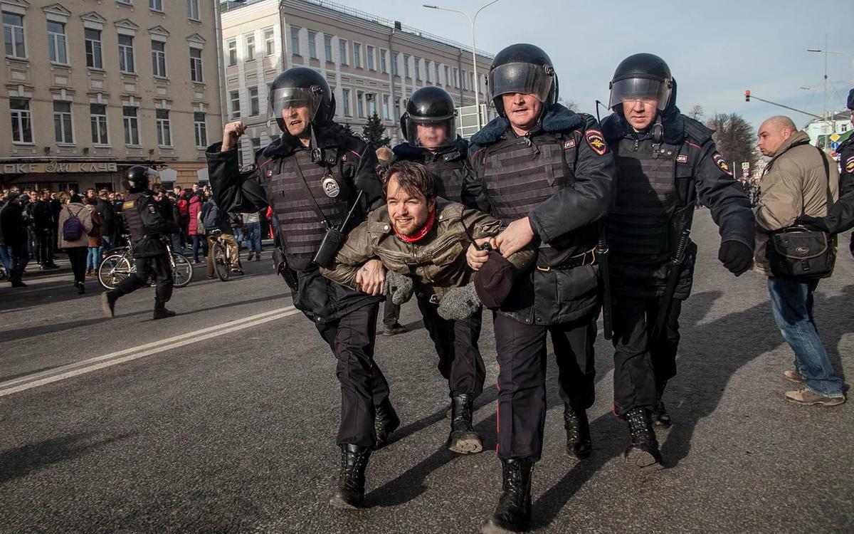 По всей России прошли митинги против коррупции. В Москве задержали сотни человек. Хроника