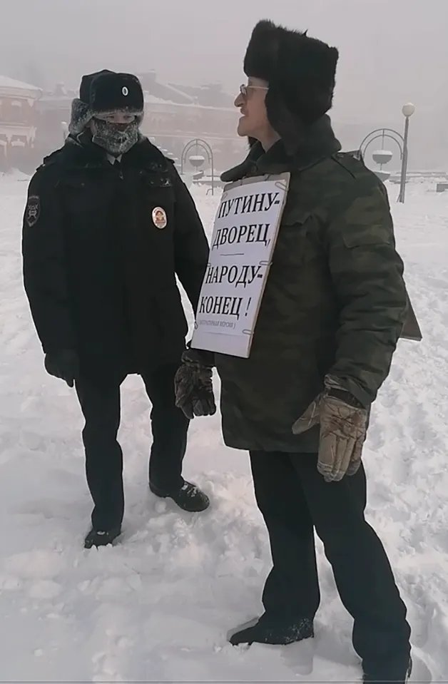 Виктор Демин в центре Канска 31 января. Скрин видео, предоставленного Деминым и Татьяной Уваровой