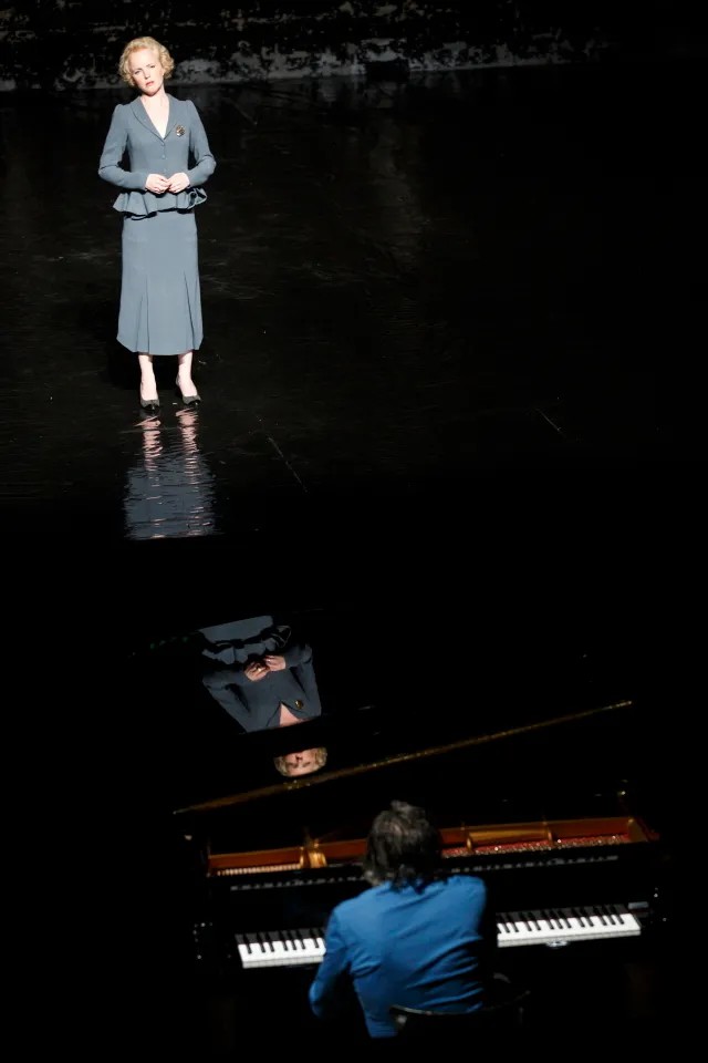 Керстин Авемо. Сцена из спектакля «Лебединая песня D744». Фото: Christophe Raynaud de Lage