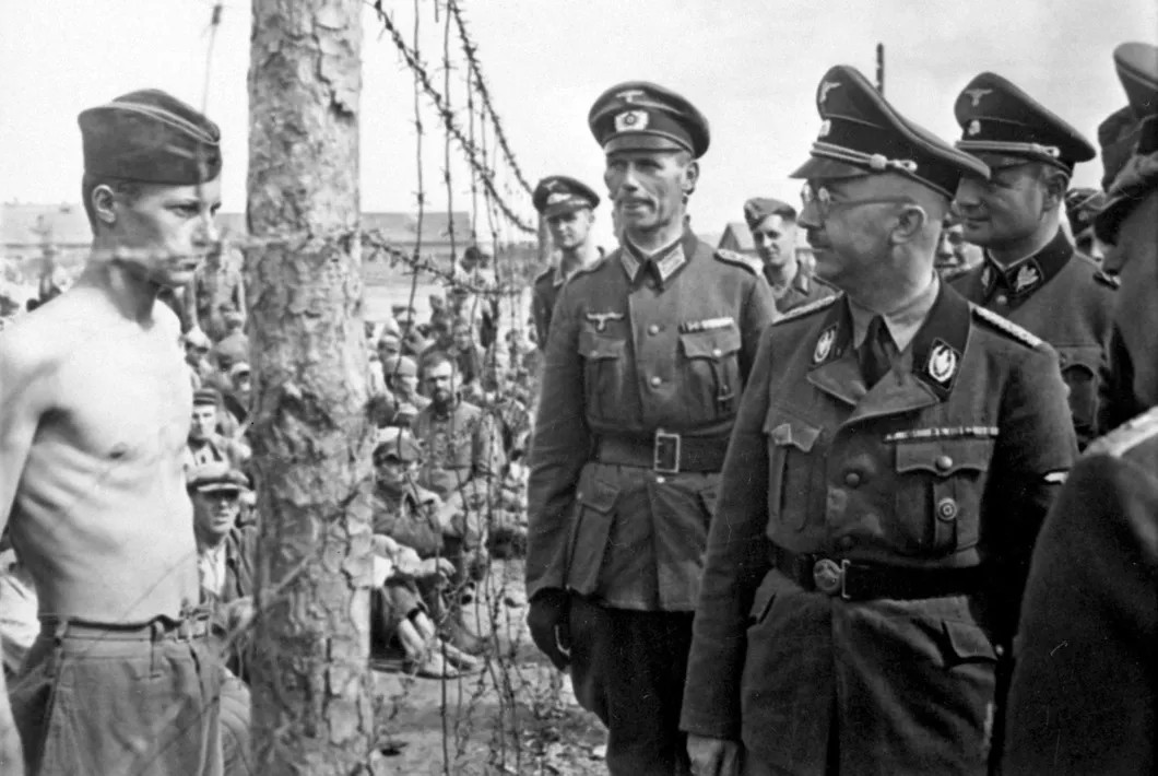 Генрих Гиммлер осматривает лагерь для военнопленных. Предположительно г. Минск, 15 августа 1941 года, поле в районе улицы Широкой. Фото: Франц Гайк (Franz Gayk)