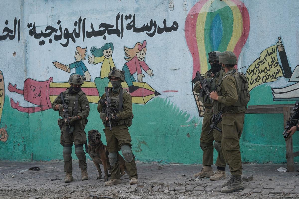 Израильские военные во время наземной операции в секторе Газа. Фото: AP / TASS