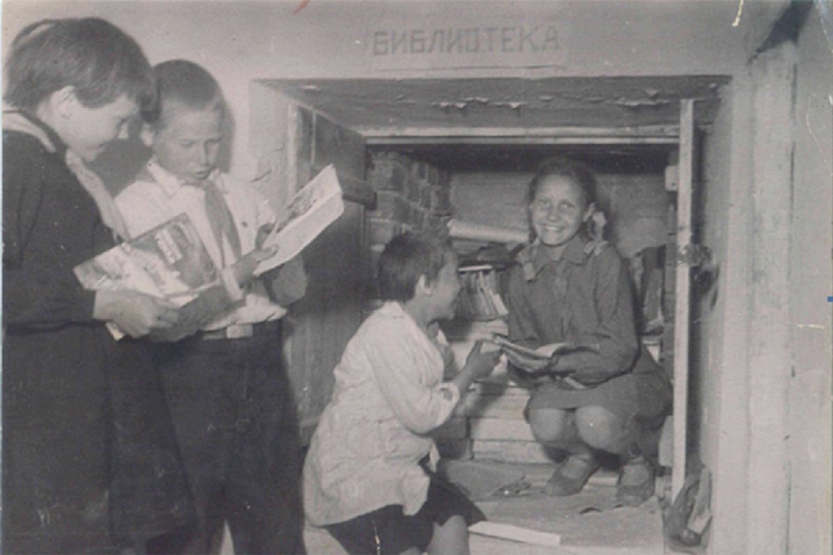 Сталинград. Школа. 1943 год. Справа — Люда Овчинникова. Фото Георгия Зельмы