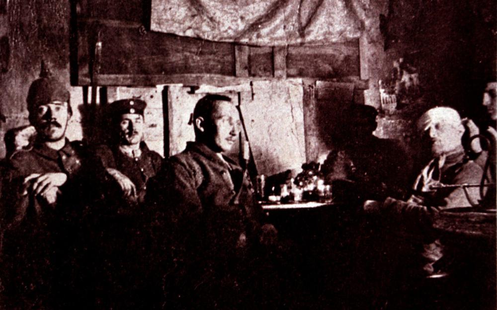Гитлер (слева) вместе с сослуживцами в землянке в 1914 году. Фото: Universal History Archive / Universal Images Group / Getty Images