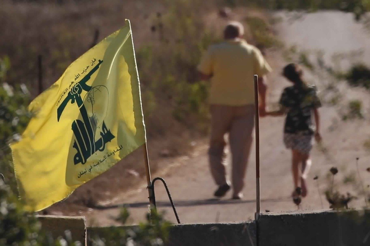 Флаг «Хезболлы» на границе с Ливаном. Фото: Ariel Schalit / AP / TASS
