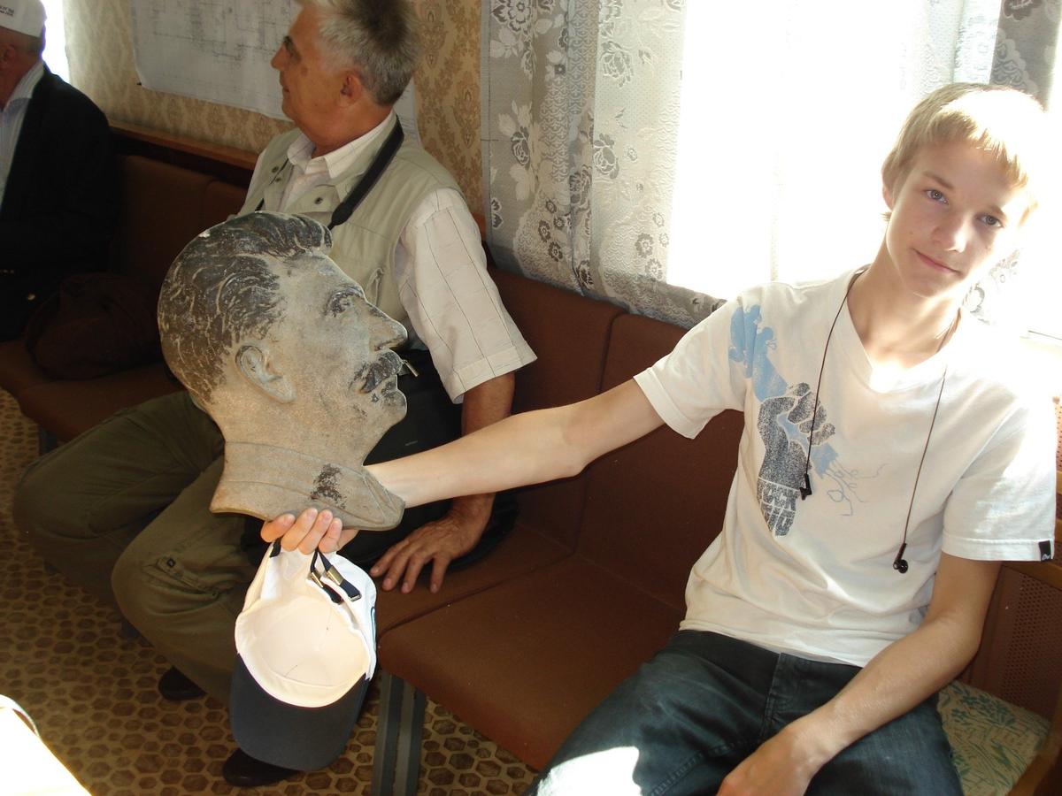 Барельеф Сталина, обнаруженный в кабинете директора аэропорта Игарки. Экспедиция «Новой газеты», 2008 год. Фото: Алексей Тарасов / «Новая газета»