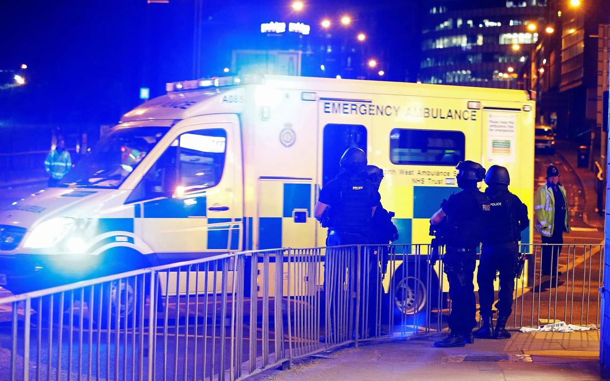 В Манчестере смертник взорвал себя на стадионе: 22 погибших, среди них дети. Главное