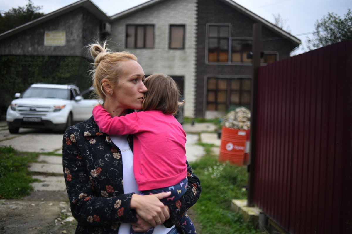 Олеся Гловацкая с ребенком около своего дома. Фото: Светлана Виданова / «Новая газета»