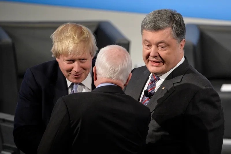 Глава МИД Великобритании Борис Джонсон, президент Украины Петр Порошенко и Джон Маккейн. Фото: EPA