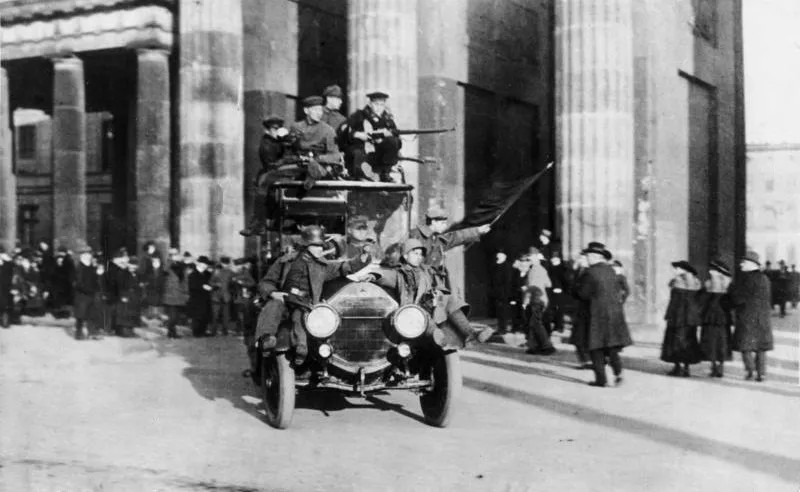 Революционные солдаты и матросы у Бранденбургских ворот в Берлине. 1918 год. Фото: Bundesarchiv