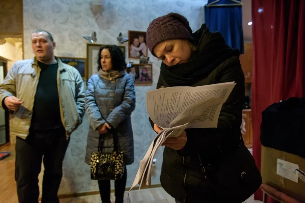 Ирина Макарова держит пачку обращений заемщиков в разные инстанции. Фото: Николай Смирнов/специально для «Новой»