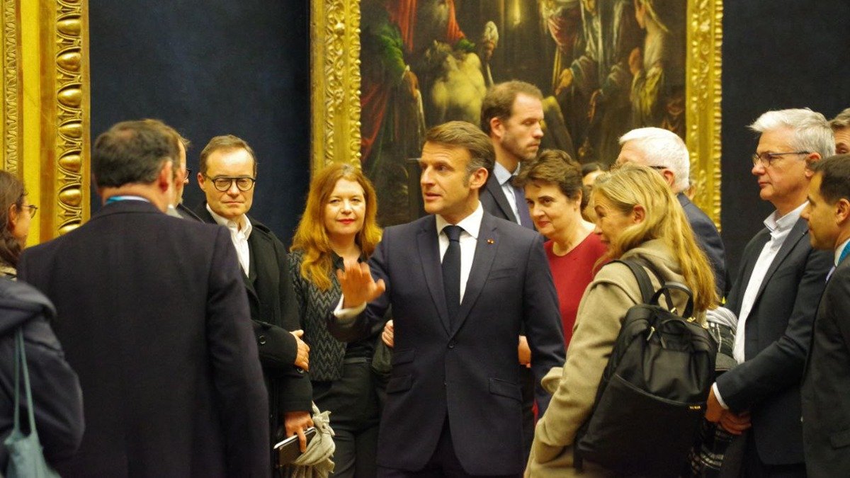 Самый посещаемый музей мира и все еще убыточный Лувр переживет масштабную реконструкцию. Об этом объявил Макрон