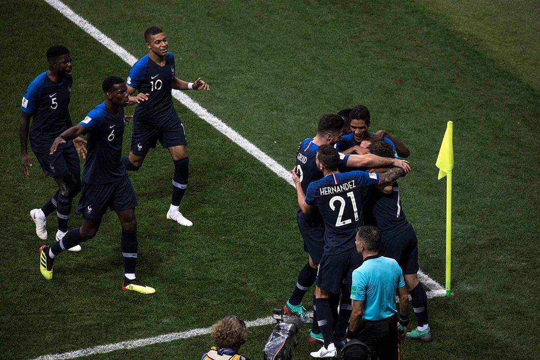 Французы празднуют первый гол. Фото: Влад Докшин / «Новая газета»