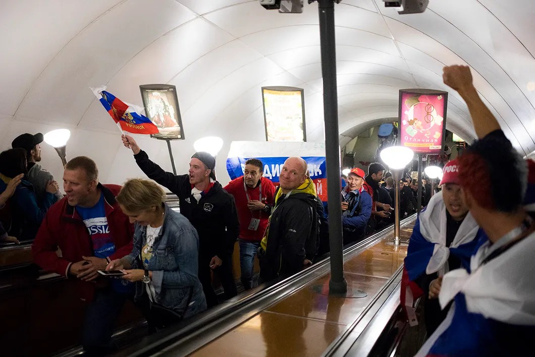 В метро Санкт-Петербурга после матча с Египтом. Фото: Влад Докшин / «Новая газета»