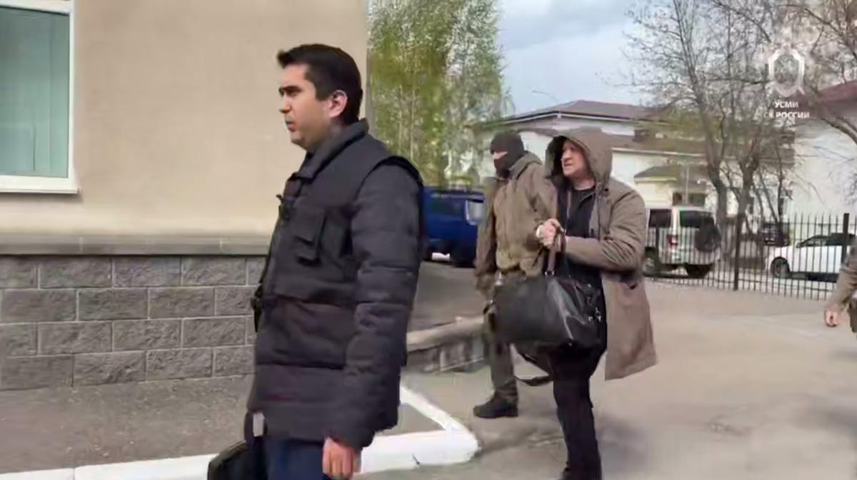 Мавлиева ведут на допрос в СК. Кадр из отчетного видел Следственного комитета