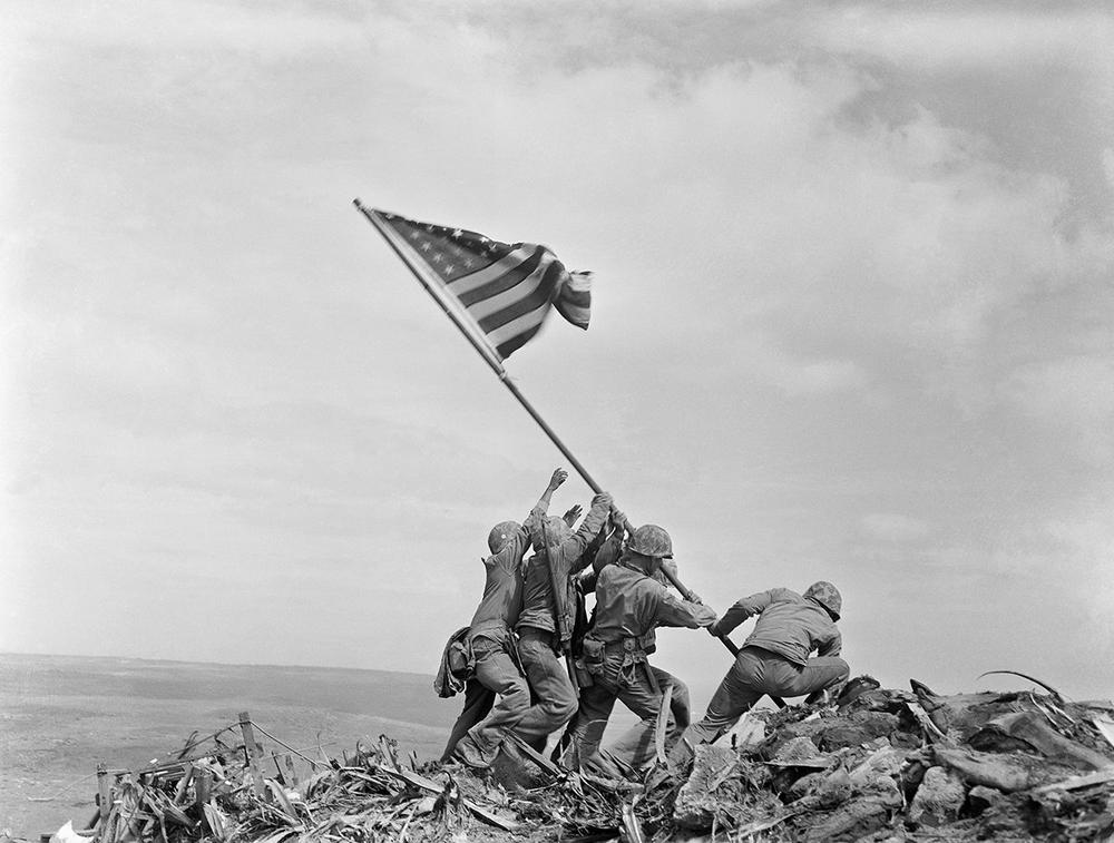 Водружение флага над Иводзимой, 1945 год. Фото Джо Розенталь / Public Domain