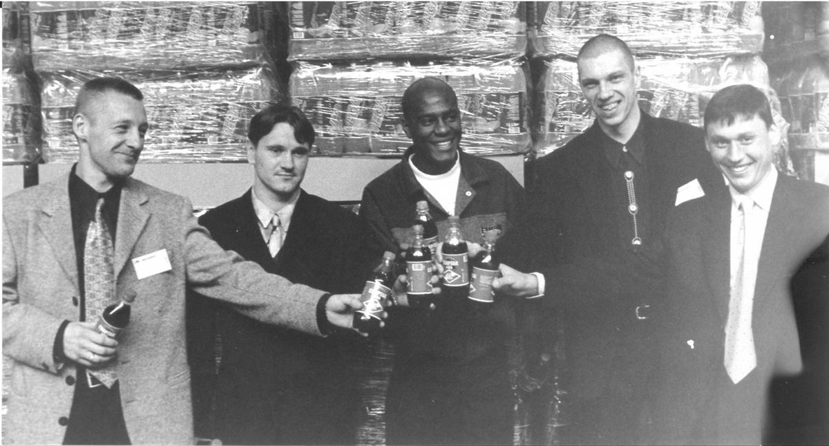 Андрей Тихонов (первый слева) был командным игроком даже за пределами футбольного поля. Фото: Евгений Успенский