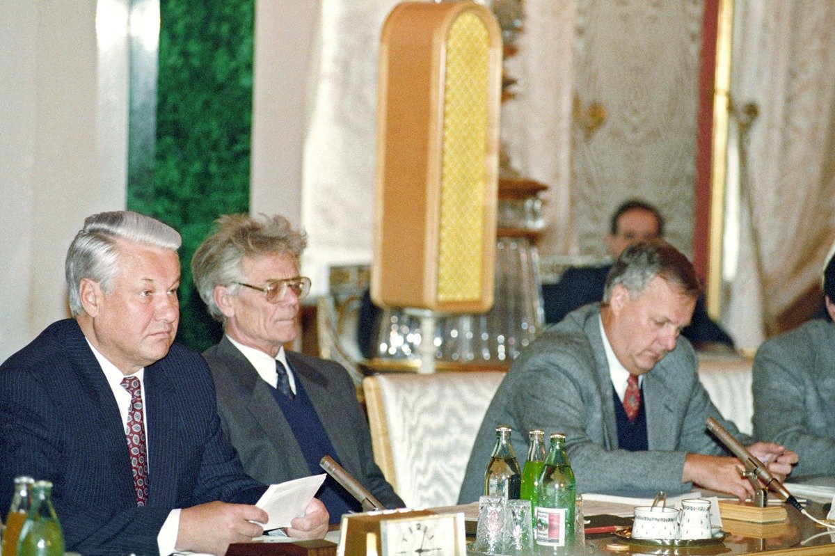 Президент РФ Борис Ельцин (слева) во время заседания Президентского Совета, 14 сентября 1993 г. Фото: Александр Сенцов / ИТАР-ТАСС