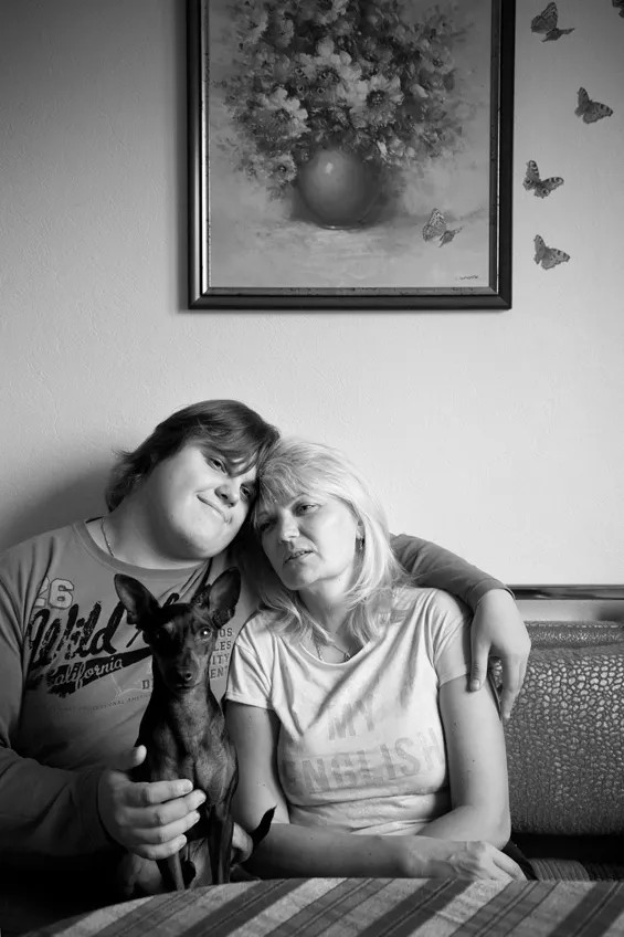 Мать и сын. Фото: Анна Артемьева/«Новая газета»