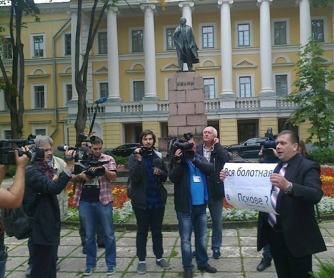 Игорь Иванов на пикете у областного собрания, 24 сентября 2015 года. Фото: соцсети