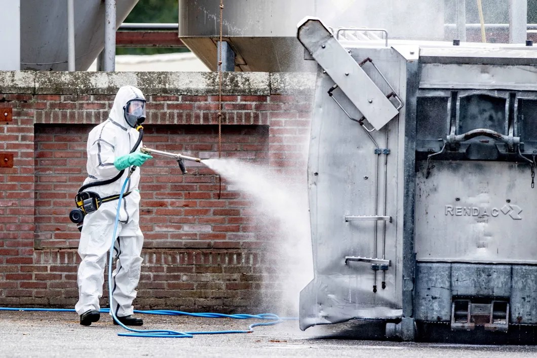 В июле 2020 вспышка коронавируса на норковой ферме случилась в Нидерландах. На фото: дезинфекция на норковой ферме. Фото: EPA