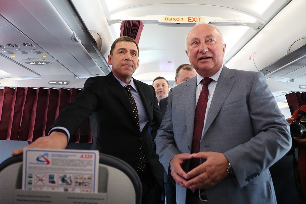 Генеральный директор авиакомпании «Уральские авиалинии» Сергей Скуратов (справа). Фото: Донат Сорокин / ТАСС