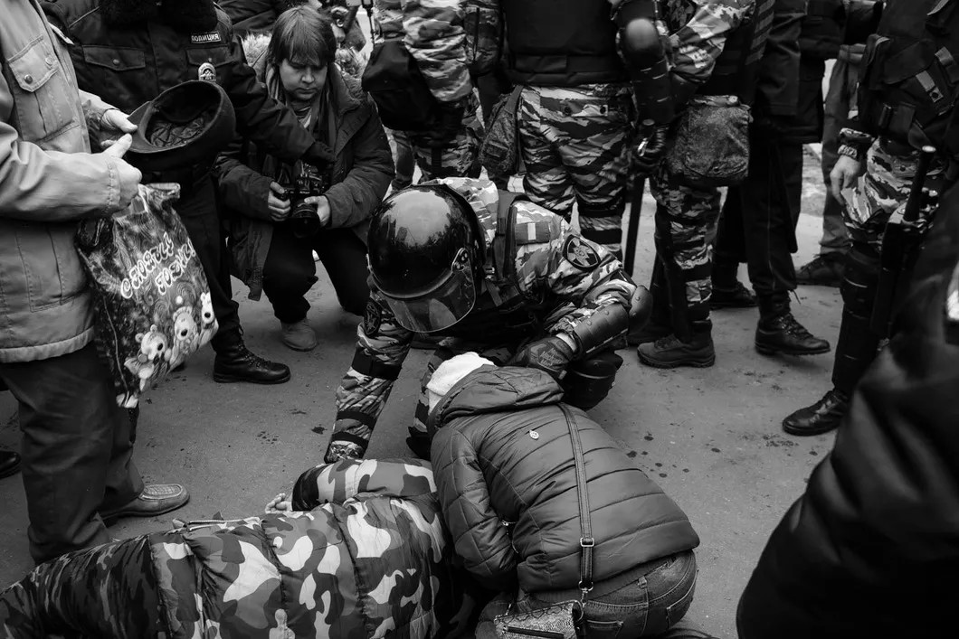 Девушке, пострадавшей от действий ОМОНа, оказывают первую помощь в ожидании медиков. Фото: Антон Карлинер, специально для «Новой газеты»