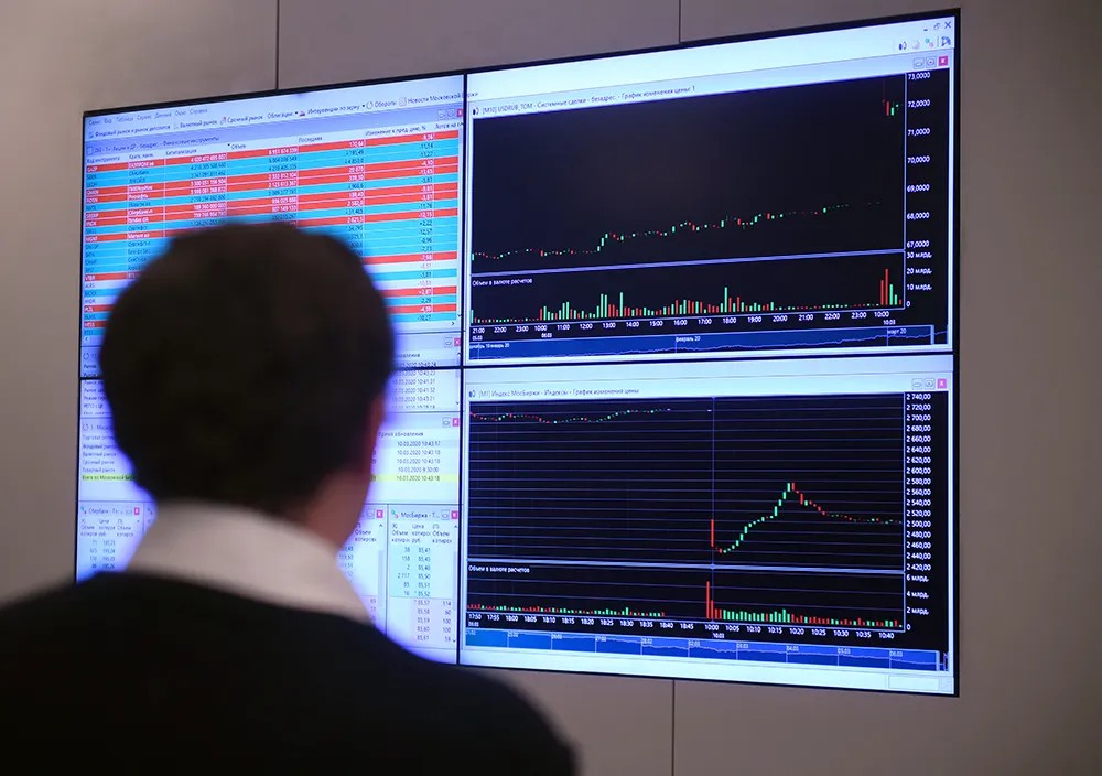 Монитор с интерактивными графиками курса доллара, евро и нефти на Московской бирже. Фото: Илья Питалев / РИА Новости