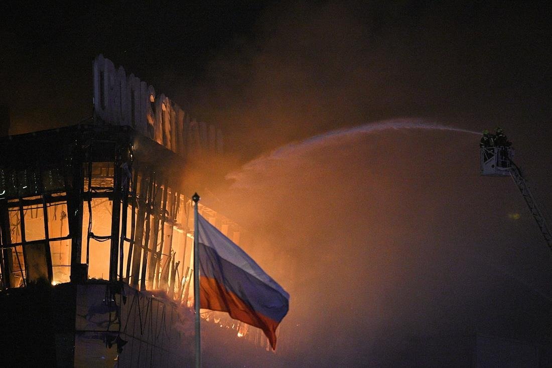 Тушение пожара в здании «Крокус Сити Холл». Фото: Евгений Разумный / Коммерсантъ