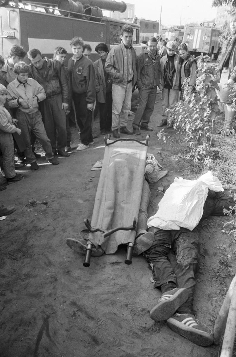 Жители Москвы стоят рядом с телами погибших в октябре 1993 г. Фото: РИА Новости