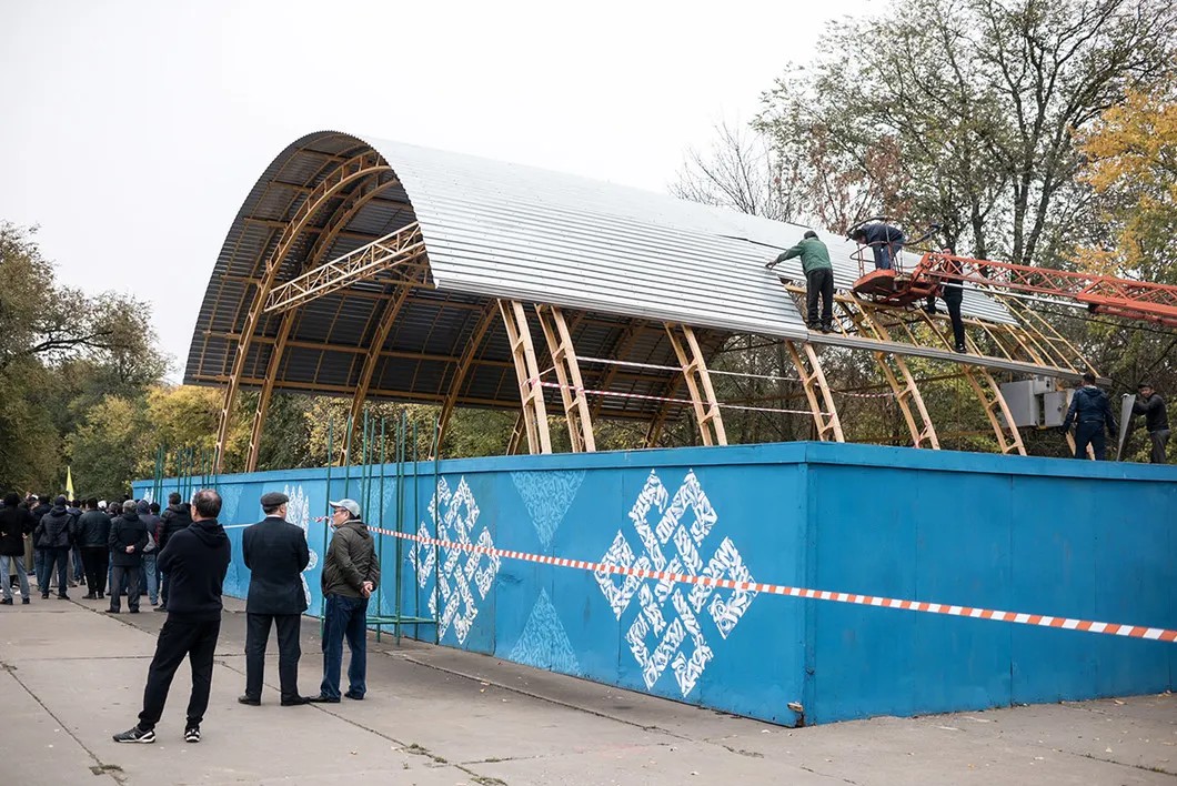 Срочный ремонт крыши на митинге 27 октября. Фото: Алина Десятниченко, специально для «Новой»