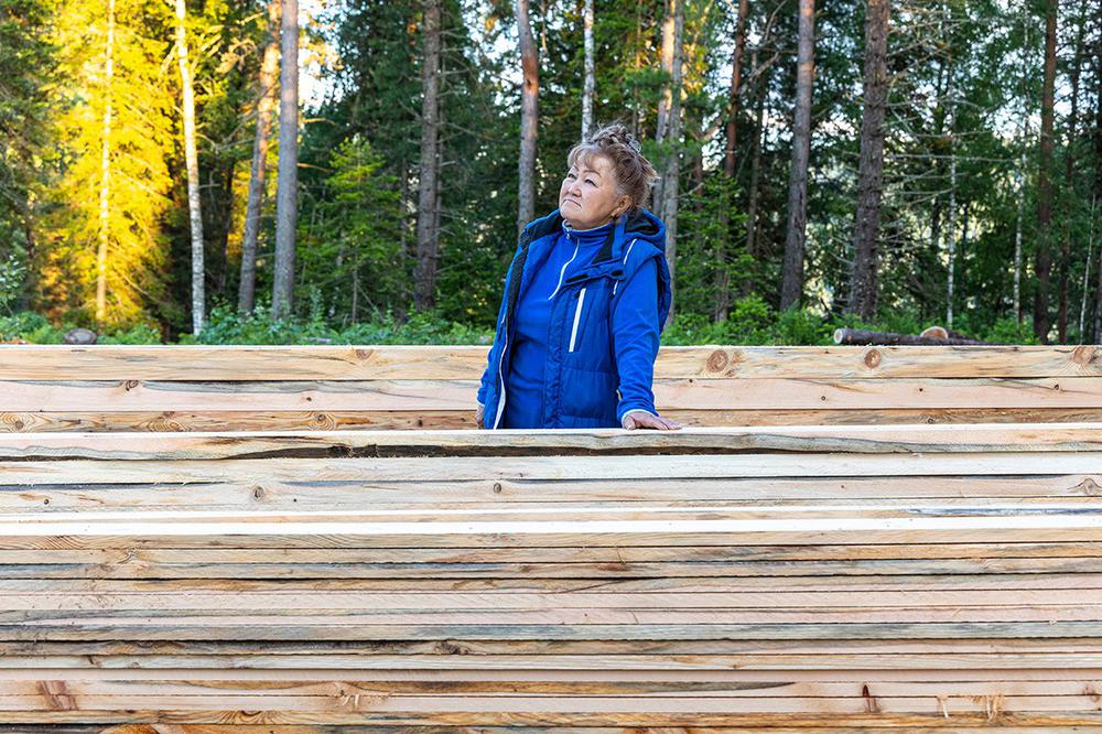 Местная жительница Людмила Туимешева обнаружила в лесу пилораму, где заготовлены тонны кедровой древесины. Фото: Арден Аркман / «Новая газета»