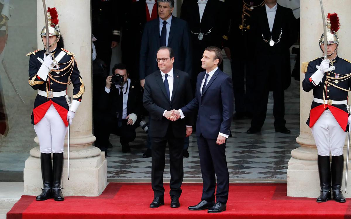 Президент Макрон проводил Франсуа Олланда до выхода