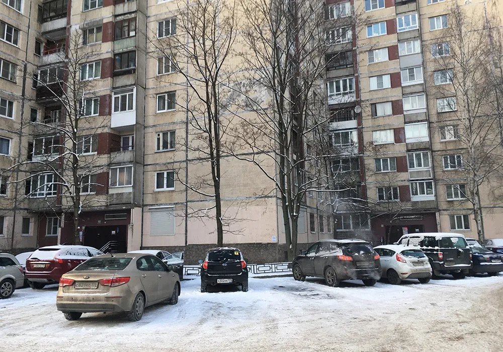 Дом на проспекте Энтузиастов в Санкт-Петербурге, где были обнаружены пропавшие школьницы. Фото: Максим Леонов / «Новая»