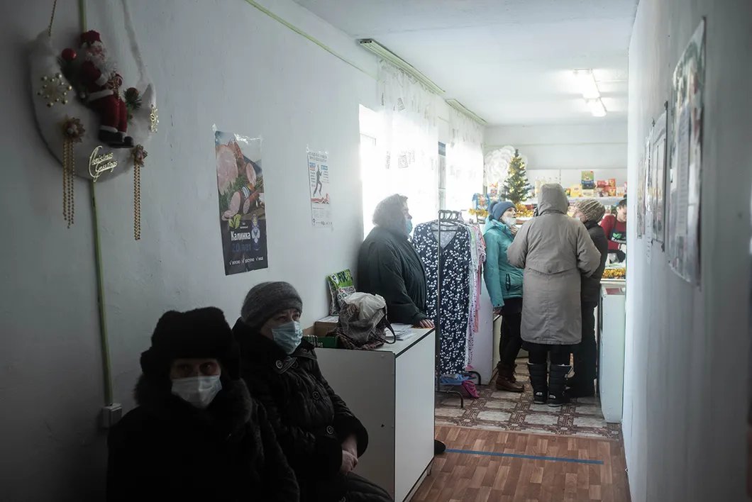 Магазин – единственное общественное теплое место в селе. Фото: Виктория Одиссонова / «Новая газета»
