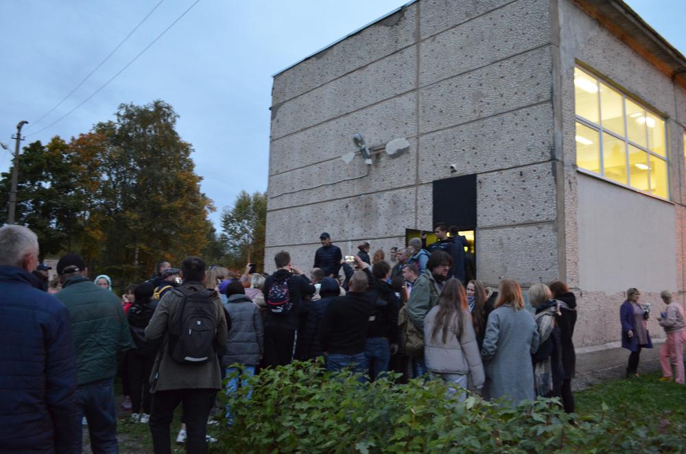 Местные жители собрались на встречу с чиновниками. Фото: Владислав Фурсов