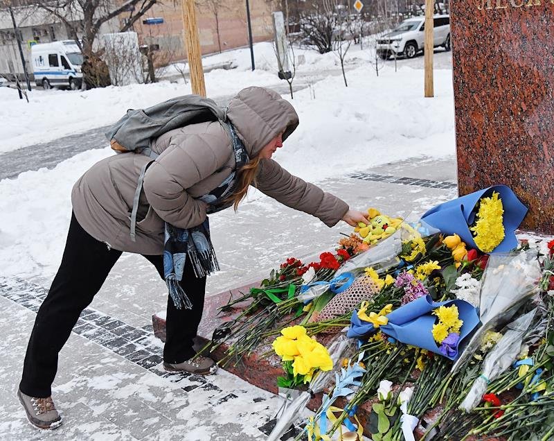 Москвичи возлагают цветы к памятнику Лесе Украинке. Фото: Ирина Бужор / Коммерсантъ
