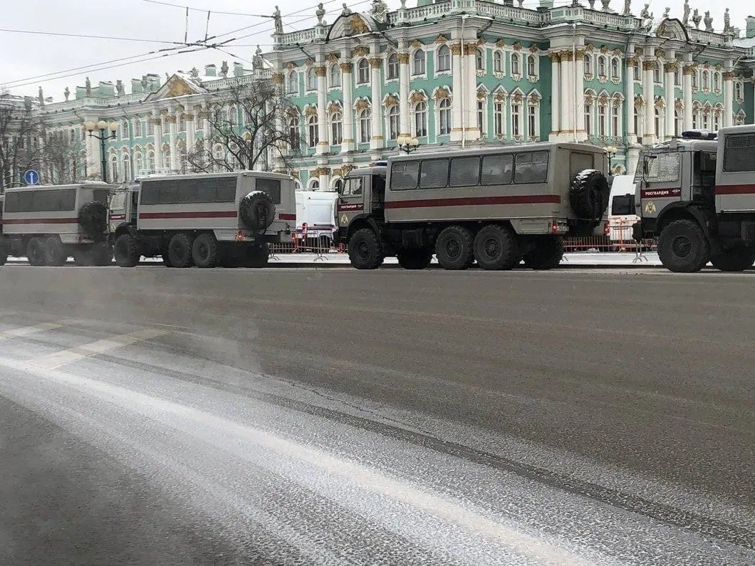 Колонна машин у Зимнего дворца, 13 февраля. Фото: телеграм-канал «Протестный Петербург»