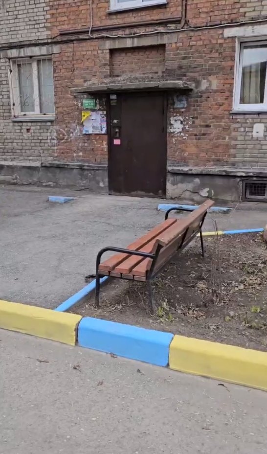 Благоустройство, которое не оценили жители улицы Танковой в Новосибирске. Кадр: соцсети