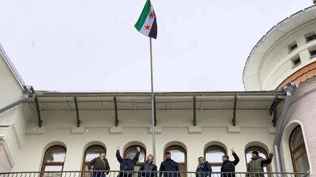 Флаг повстанцев над сирийским посольством в Москве. Фото: соцсети