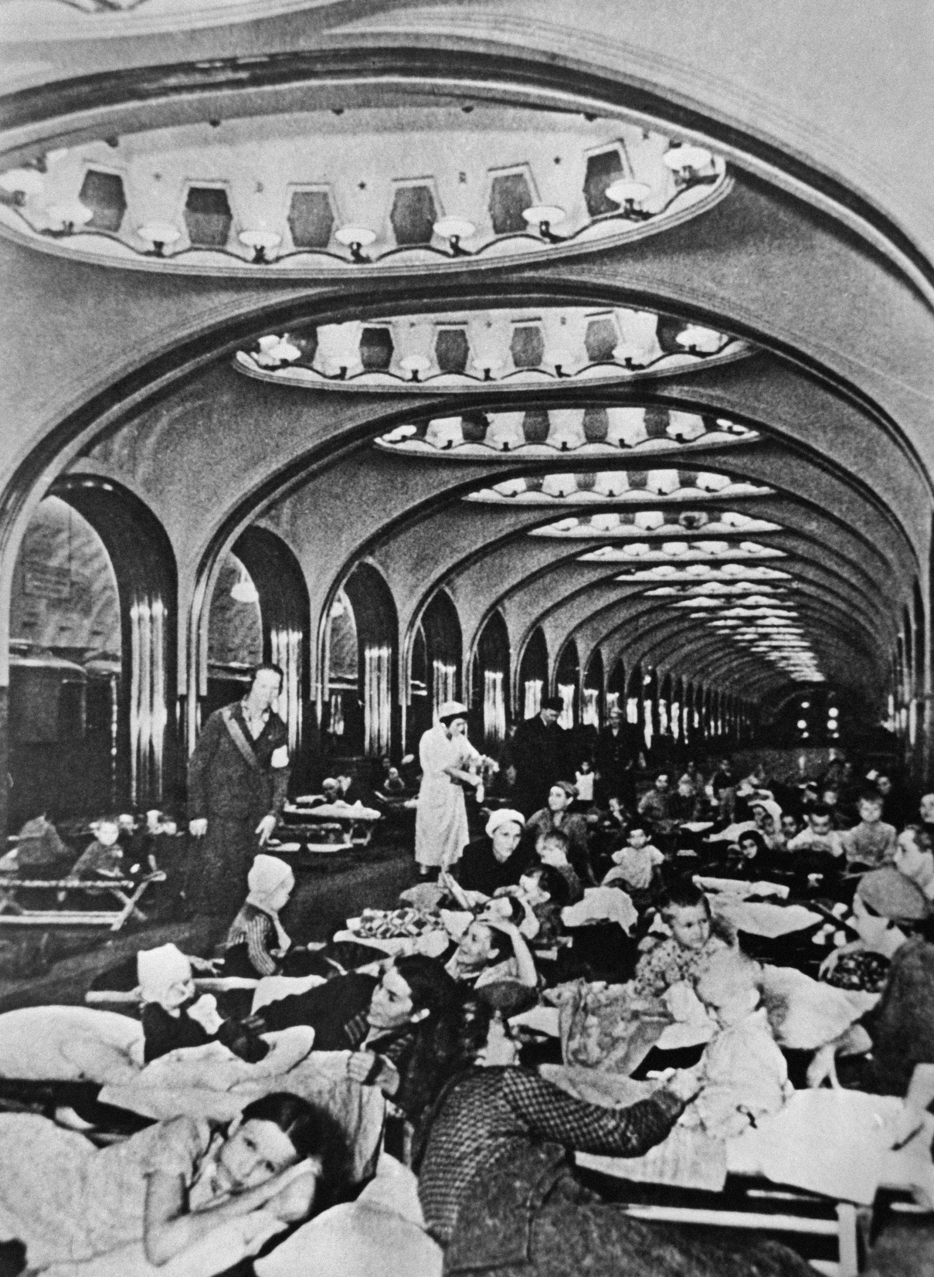 Октябрь 1941 года, Москва, станция метро «Маяковская» стала бомбоубежищем. Фото: Аркадий Шайхет / ТАСС