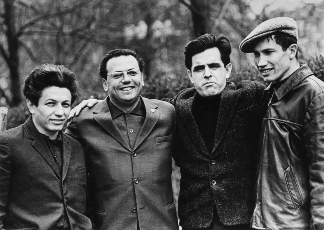 Молодые писатели (слева направо): Владимир Войнович, Илья Зверев, Фазиль Искандер и Георгий Владимов, в сквере на Пушкинской площади, 1960-е