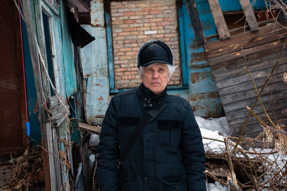 Виктор Георгиевич Пискунов, пензенский журналист, у своего сгоревшего дома. Фото: Светлана Виданова / «Новая газета»
