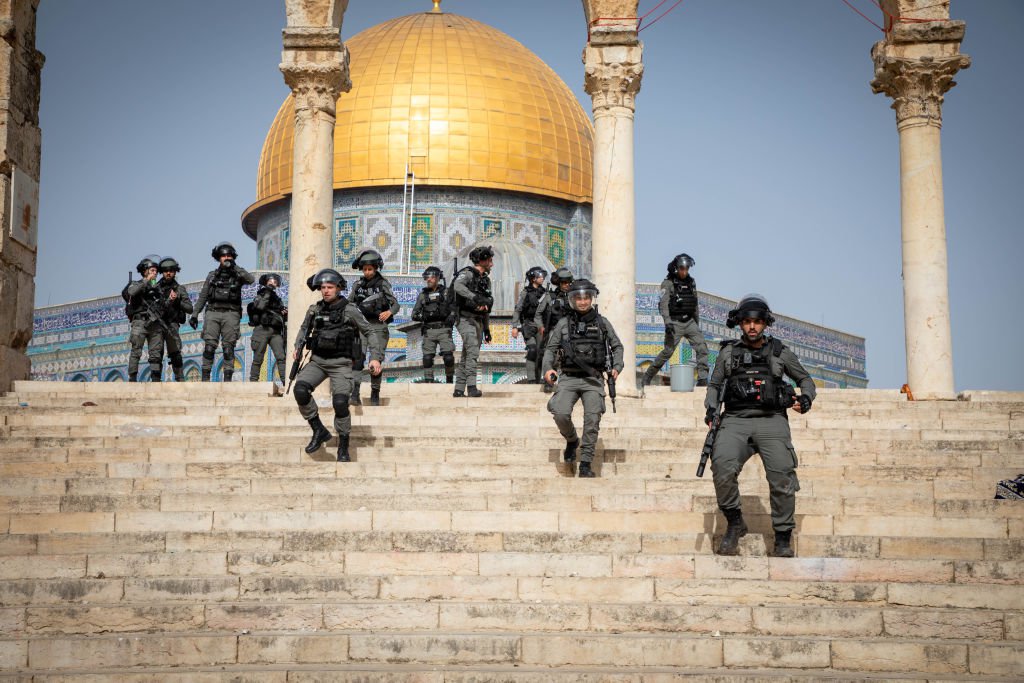 10 мая. Израильская полиция применила слезоточивый газ, резиновые пули и светошумовые гранаты для разгона палестинцев вблизи религиозного комплекса Аль-Акса в Восточном Иерусалиме. Фото: Getty Images