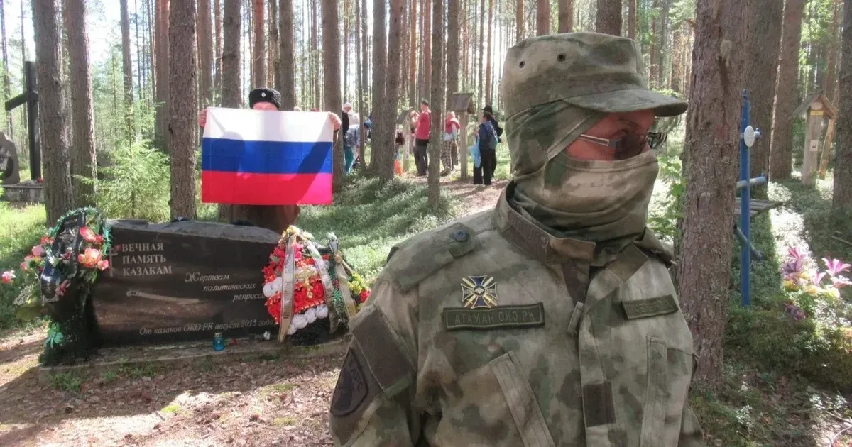 Дипломатов в Сандармохе встретили казаки и «Русская община» с флагами и маршами