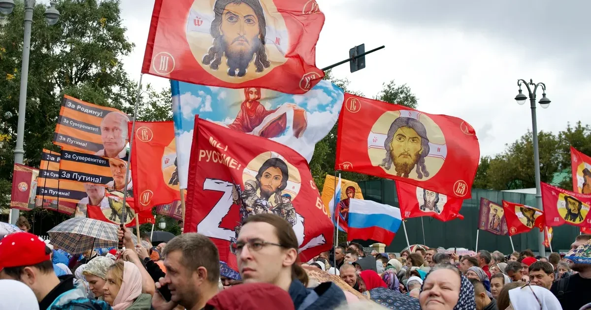 Почти 100 тысяч человек прошли крестным ходом по Москве под лозунгами «Мы русские — с нами Бог»